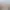 Deux personnes discutent sur une terrasse avec vue sur la Tour Eiffel, l'une tenant un verre de boisson